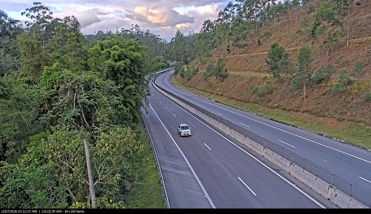 Confira como est&aacute; tr&acirc;nsito na rodovia dos Tamoios nesta manh&atilde; de segunda (13)