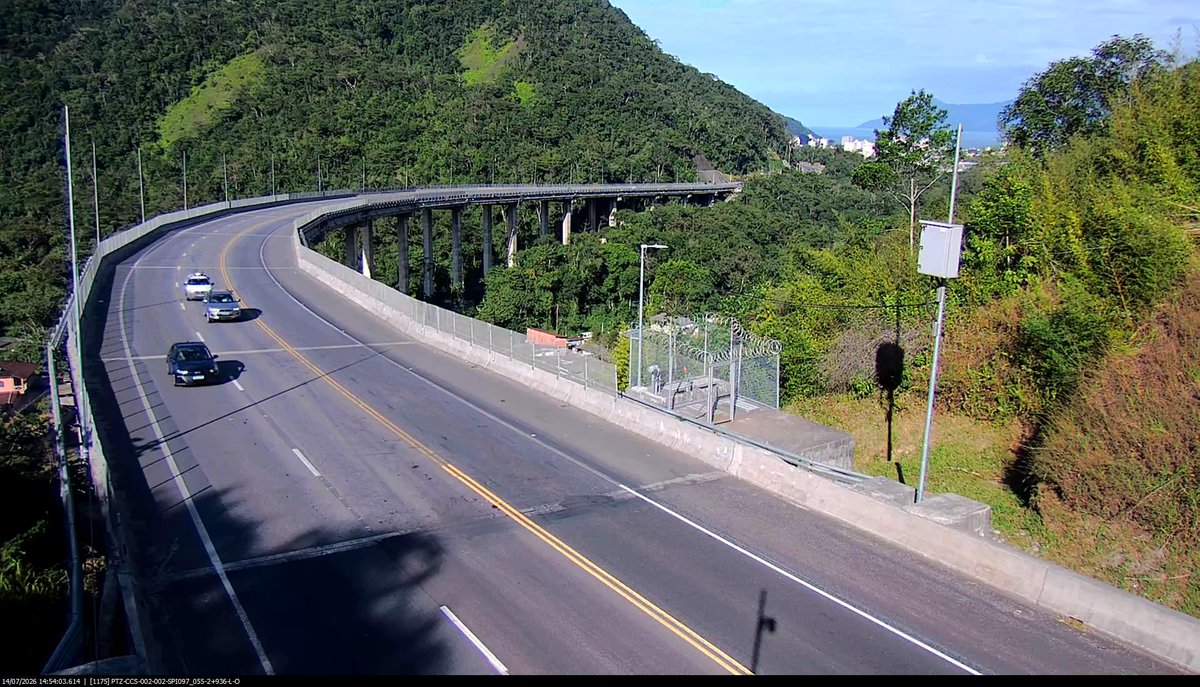Tempo ensolarado facilita o tr&aacute;fego na rodovia dos Tamoios neste fim de tarde de ter&ccedil;a (14)