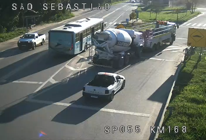 Fim de tarde desta quinta (2) tem tr&aacute;fego moderado na rodovia Rio-Santos