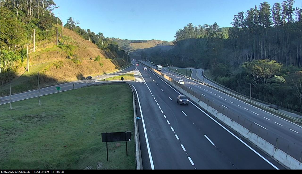 Rodovia dos Tamoios tem bom fluxo de ve&iacute;culos nesta manh&atilde; de sexta (17)